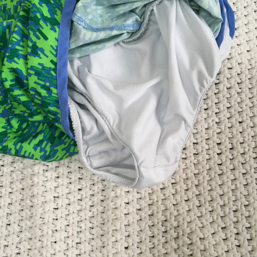 NIKE DRYFIT RUNNING SHORTS WITH PANTY LINING GIRLS SIZE LARGE - Picture 6 of 6